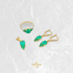 Set Elegancia Victoriana - Candongas 3cm - Dije 2.1cm - Anillo T7 1/4 Esmeraldas 3 Qts 7gr / Oro Amarillo 18K ©